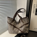 Grande borsa tote leopardata con cinturini in pelle marrone e fibbie dorate eleganti - Bianco