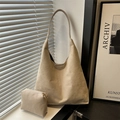 Sac fourre-tout minimaliste en daim beige et pochette assortie dans un décor moderne - Style de base / Kaki