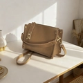 Borsa sottobraccio retrò kaki con dettagli dorati e doppie tracolle su sfondo bianco - Marrone