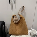 Borsa tote in camoscio marrone con ciondolo a orsetto e grande capienza per il pendolare - Marrone Con Ciondolo / Marrone