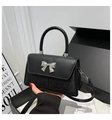 Dettaglio borsa nera glitterata con fiocco argentato e manico in pelle di lusso - Nero