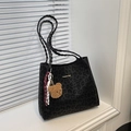 Grande borsa tote leopardata con manici intrecciati e ciondolo a forma di orsetto di peluche - Nero (Con Ciondolo)