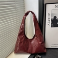 Borsa tote in pelle verniciata rosso scuro con tracolla larga in stile minimalista - Rosso