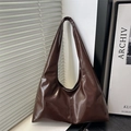 Grande borsa tote minimalista marrone scuro in ecopelle lucida con finitura a specchio - Marrone