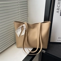 Borsa tote kaki in pelle con lettere dorate e dettaglio decorativo con sciarpa di seta - Con Sciarpa di Seta / Cachi