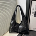 Borsa a spalla in ecopelle nera lucida con grande capacità per il pendolarismo - Nero
