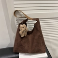 Borsa tote in ecopelle scamosciata testa di moro con manici chiari e ciondolo a cane - Caffè Con Ciondolo / Marrone