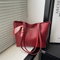 Rote Shopper-Tasche aus PU-Leder mit Goldaufdruck und dekorativem gemustertem Seidenschal - Mit Seidenschal / Rot
