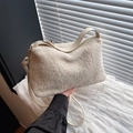 Elegante borsa a tracolla in sherpa bianco con cinturini in pelle crema e dettagli oro - Bianco