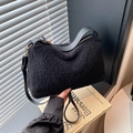 Borsa a spalla retrò in pile nero con manici in pelle e dettagli dorati per inverno - Nero