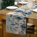 Runner da tavola in lino con motivi floreali blu e bianchi su un tavolo di legno caldo - Stile 4 / 33*183cm