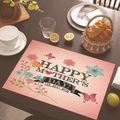 Dettaglio della tovaglietta per la festa della mamma con fiori su tavolo in legno scuro - Stile Farfalla Migliore Mamma (款式-6)