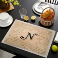 Tovaglietta in lino con design retrò lettera N su tavolo da pranzo in legno nero - Lettera N