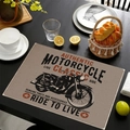 Tovaglietta in lino con stampa moto retrò su un tavolo in legno scuro rustico - Motocicletta Pesante Nera (14)