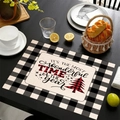 Sottopiatto natalizio in lino con albero a quadri e citazione festiva su tavolo in legno - Stile Most Wonderful Time Of The Year (13)