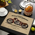 Sottopiatto vintage in lino con stampa moto Rebel Riders rossa su tavolo in legno - Illustrazione Biker Vintage Rossa (16)