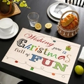 Linnen placemat met Merry Christmas letters en feestelijk decor op donkere tafel - Kerstcadeau Ballen Stijl (cd-5)