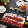 Tovaglietta in lino con camion rosso vintage e bandiera USA su tavolo di legno nero - 45x30cm / Stile Pickup Libertà Patriottica (Stile-8)