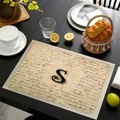 Tovaglietta rettangolare in lino con lettera S vintage su tavolo in legno scuro - Lettera S