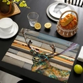 Tovaglietta in lino con cervo su tavolo in legno scuro e piatti di ceramica bianca - Stile Renna Con Occhiali Da Sole (款式-5)