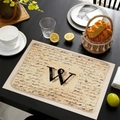 Tovaglietta in lino vintage con lettera W decorativa su tavolo da pranzo nero - Lettera W