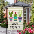 Dettaglio della bandiera da giardino in lino con cactus e scritta Don't Touch Me - Stile Botanico di Avvertimento Don't Touch Me