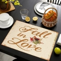 Λινό σουπλά με κείμενο Fall in Love και σχέδιο φύλλου σφενδάμου σε ξύλινο τραπέζι - 45*30cm / Στυλ Fall in Love (Στυλ-3)