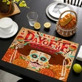 Détail de set de table en lin Jour des Morts avec motifs crâne sur une table en bois - Style-2 (Sombrero Maracas Crâne)