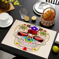 Détail du set de table en lin avec motif tête de mort mexicaine sur table en bois noir - Style-4 (Roses Rouges Cœur Crâne)