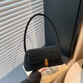 Borsa baguette nera minimalista con trama vintage e fibbia dorata in luce naturale - Nero
