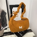Borsa a spalla in camoscio giallo con fibbia a farfalla e tracolla a pieghe - Marrone
