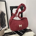 Borsa a spalla bordeaux in pelle scamosciata con tracolla arricciata e fibbia a farfalla - Rosso