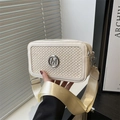 Bolso bandolera crema chic con panel de paja trenzada y correa ancha ajustable - Blanco