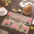 Tovaglietta in lino con fiori rosa e scritta Happy Mother's Day su tavolo in legno - Azalea Rosa Venatura del Legno (15)