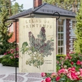 Détail du drapeau de jardin en lin avec imprimé floral lilas vintage dans un jardin - Style Lilas Vintage Français (3) / 45*30cm