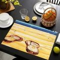 Sottopiatto in lino con stampa spiaggia e infradito su una superficie di legno scuro - Stile Infradito Da Spiaggia (款式-7)
