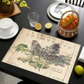 Détail du set de table en lin avec motif lilas vintage et texte français sur table en bois - Modèle 3 / 45*30cm