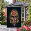 Detail der doppelseitigen Leinen-Gartenflagge zum Tag der Toten mit Totenkopfmotiv - Dunkler Hintergrund Zuckerschädel Stil 3