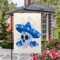 Dettaglio bandiera da giardino Giorno dei Morti con teschio e sombrero su supporto - Teschio Con Sombrero Blu Stile 5