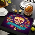 Gros plan du set de table en lin Jour des Morts avec motif de crâne violet sur table noire - Style De Crâne Coloré Violet (款式-2) / 30*45cm