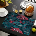 Vue détaillée du set de table en lin avec motifs de crânes mexicains sur table en bois - Style De Crâne Coloré Impression Totale Noire (款式-3) / 30*45cm
