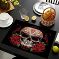 Dettaglio di tovaglietta in lino con teschio di zucchero e rose rosse su tavolo di legno - Stile Teschio Rosa Rossa Nera (款式-5) / 30*45cm