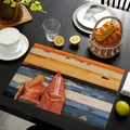 Tovaglietta in lino con stampa surf vintage su un tavolo da pranzo in legno nero - Stile Vista Posteriore Ragazza Da Surf (款式-13)