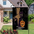 Detail van Halloween tuinvlag met een zwarte kat en pompoen in een tuinopstelling - Paarse Kat Pompoen Vleermuizen (Stijl 2) / 45x30cm