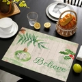 Tovaglietta natalizia in lino con decori verdi e testo Believe su tavolo in legno - Believe Pino Verde (Stile-15)