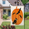 Detail van Halloween tuinvlag met pompoen en uil ontwerp in een buitenomgeving - Uil en Vleermuizen Pompoen Stijl