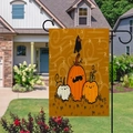 Dettaglio della bandiera da giardino Halloween bifacciale con gatti e zucche all'aperto - Stile Corvo Nero e Zucche