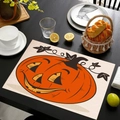 Detail eines Leinen-Halloween-Platzsets mit orangem Kürbisdruck auf schwarzem Holztisch - Kürbis-Smiley-Stil (Stil-4)