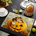 Detail eines Halloween-Leinen-Platzsets mit Katze im Kürbis auf dunklem Esstisch - Kätzchen in Kürbis (Style-4) / 45x30cm