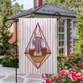 Bandiera da giardino con cactus viola e motivo a strisce in un giardino fiorito - Stile Sfondo a Righe Viola con Cornice a Diamante